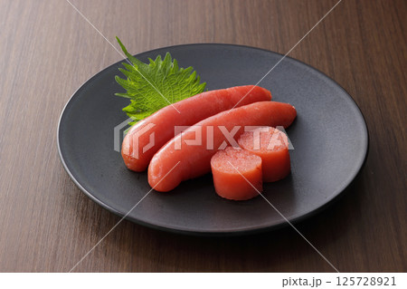 皿に盛られた美味しそうな明太子 125728921