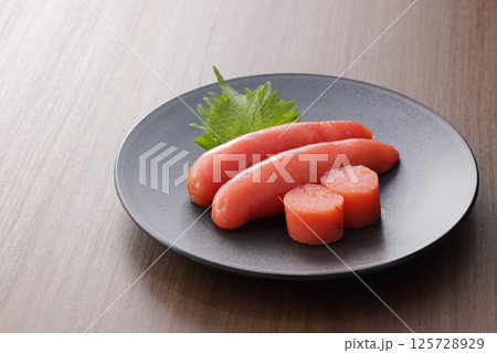 皿に盛られた美味しそうな明太子 125728929
