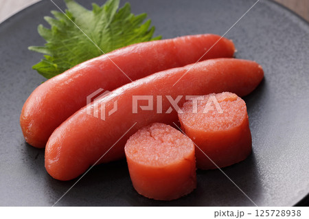 皿に盛られた美味しそうな明太子 皿に盛られた美味しそうな明太子 125728938