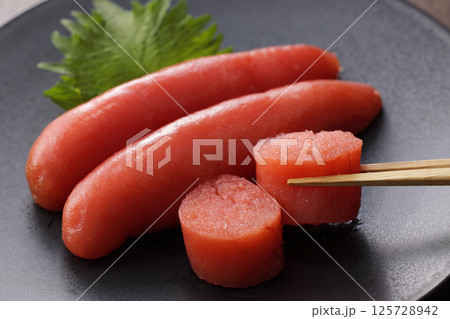 皿に盛られた美味しそうな明太子 皿に盛られた美味しそうな明太子 125728942