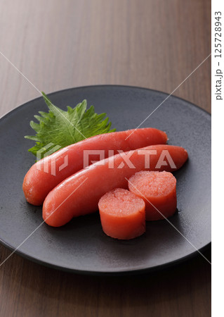 皿に盛られた美味しそうな明太子 125728943