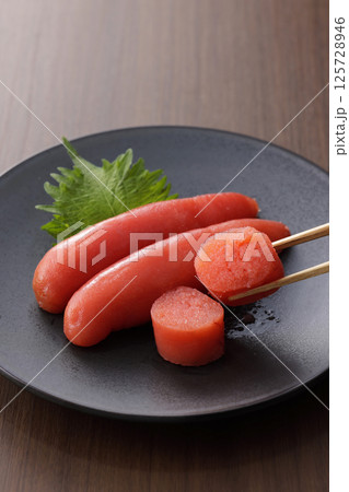 皿に盛られた美味しそうな明太子 皿に盛られた美味しそうな明太子 125728946