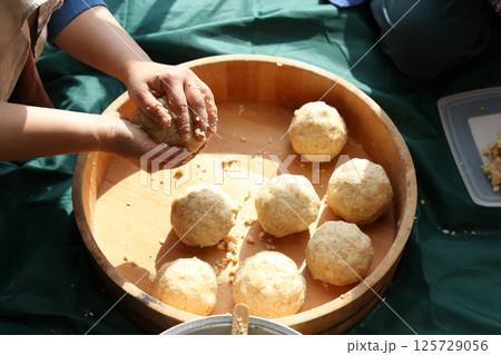 味噌作りをする女性 125729056