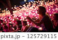 夜祭りを楽しむ幻想的な女性 125729115