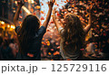 夜祭りを楽しむ幻想的な女性 125729116