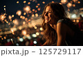夜祭りを楽しむ幻想的な女性 125729117