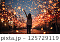 夜祭りを楽しむ幻想的な女性 125729119
