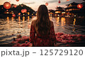 夜祭りを楽しむ幻想的な女性 125729120