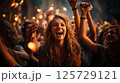 夜祭りを楽しむ幻想的な女性 125729121