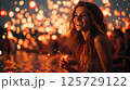 夜祭りを楽しむ幻想的な女性 125729122