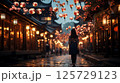 夜祭りを楽しむ幻想的な女性 125729123