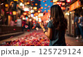 夜祭りを楽しむ幻想的な女性 125729124