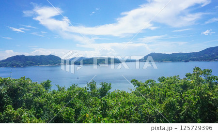 広島と愛媛を繋ぐ、しまなみ海道の景色 広島と愛媛を繋ぐ、しまなみ海道の景色 125729396