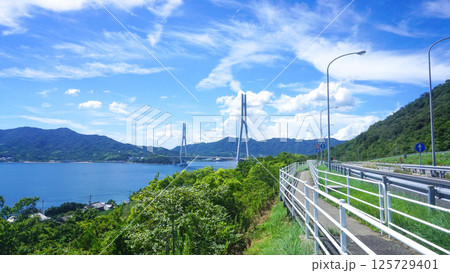 広島と愛媛を繋ぐ、しまなみ海道の景色 広島と愛媛を繋ぐ、しまなみ海道の景色 125729401