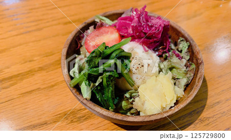 ほうれん草とさつまいもの野菜サラダ ほうれん草とさつまいもの野菜サラダ 125729800