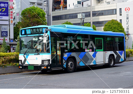 JR吉祥寺駅に停車する西武バス（新カラー） 125730331