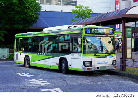 赤羽駅に停車する国際興業バス（高島平操車場行き） 125730338