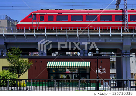 川沿いのカフェと旧塗装の東武りょうもう号 125730339