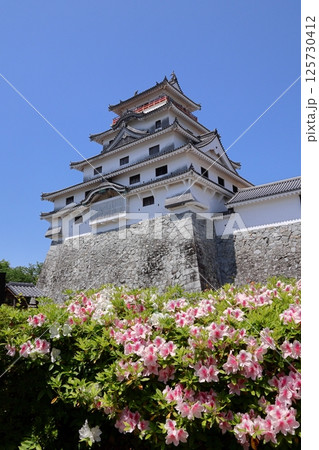 佐賀県唐津市の唐津城とツツジの花 125730412