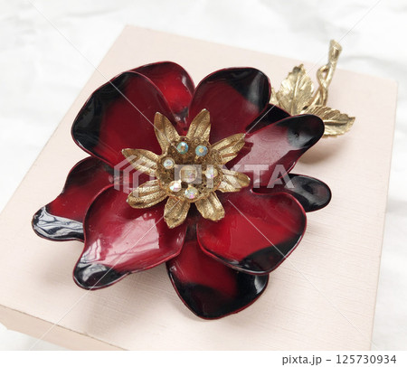 Vintage brooch accessory elegant style for women product photo Vintage brooch accessory elegant style for women product photo 125730934