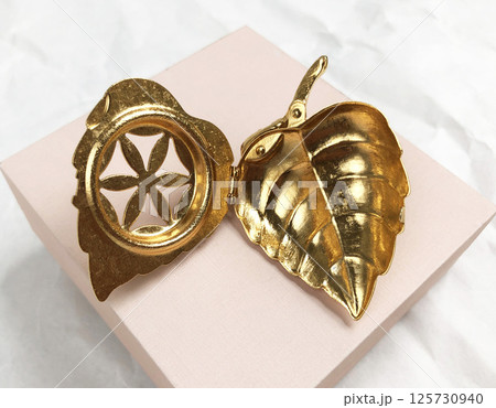 Retro inspired brooch accessory for women elegant display 125730940