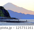 朝日の中の富士山と釣り人たち 125731161