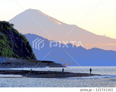 朝日の中の富士山と釣り人たち 125731161