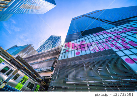 日本の東京都市景観 新景。渋谷サクラステージSHIBUYAタワーや山手線などを望む 125732591