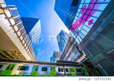 日本の東京都市景観 新景。渋谷サクラステージSHIBUYAタワーや山手線などを望む 125732592