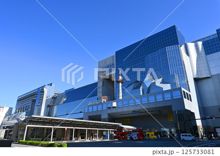 京都の玄関口 前衛的な京都駅ビル 125733081