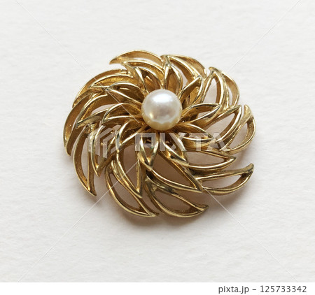 Brooch with romantic vintage design flat image for women 125733342