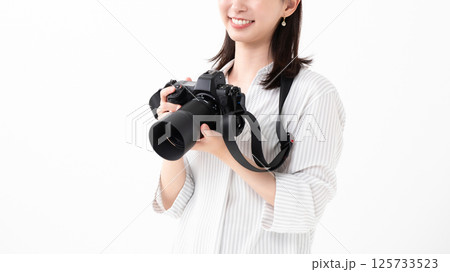 カメラを持つ女性 125733523