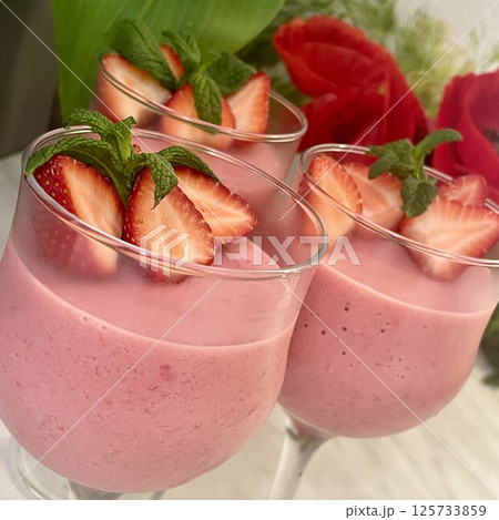 Delicate Strawberry Mousse 125733859