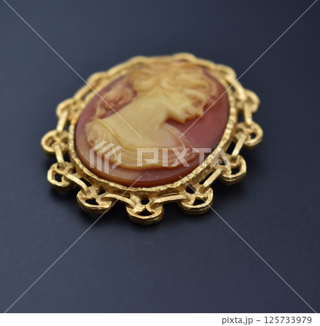 Elegant brooch with floral charm vintage style for women 125733979