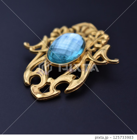 Closeup floral brooch laid flat vintage look for women Closeup floral brooch laid flat vintage look for women 125733983