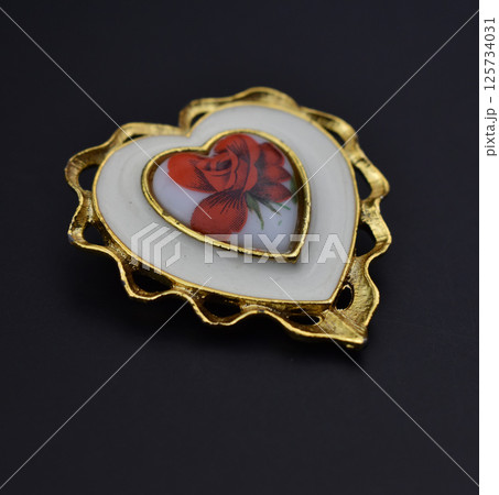 Brooch on soft linen vintage fashion jewelry for women Brooch on soft linen vintage fashion jewelry for women 125734031