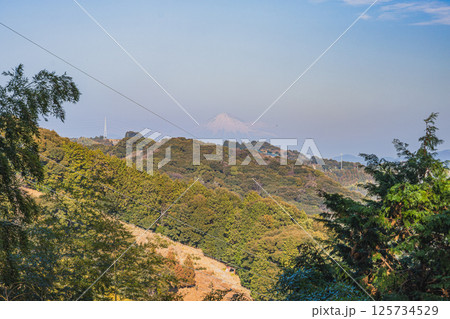 島田市の八幡富士展望台から見た薄っすらと見える富士山の風景(静岡県) 125734529