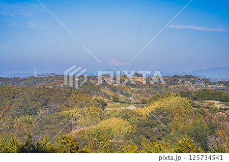 島田市の八幡パノラマ台から見た薄っすらと見える富士山の風景(静岡県) 島田市の八幡パノラマ台から見た薄っすらと見える富士山の風景(静岡県) 125734541