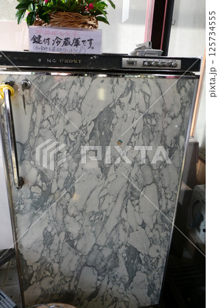 昭和初期の貴重な鍵付き冷蔵庫　 125734555