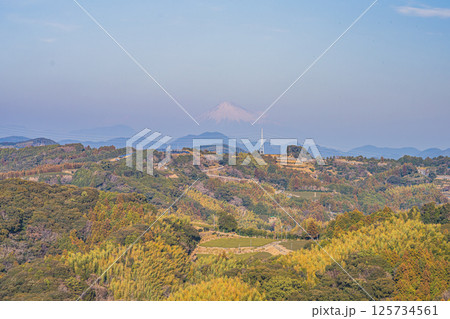 島田市の八幡パノラマ台から見た薄っすらと見える富士山の風景(静岡県) 島田市の八幡パノラマ台から見た薄っすらと見える富士山の風景(静岡県) 125734561