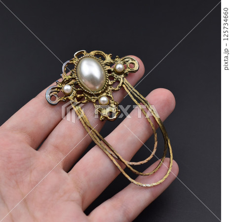 Feminine brooch with floral vintage design soft surface Feminine brooch with floral vintage design soft surface 125734660