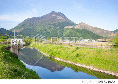 4月の湯布院盆地と由布岳 125734922