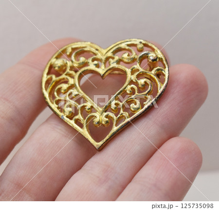 Fashion image of floral brooch vintage design for women Fashion image of floral brooch vintage design for women 125735098