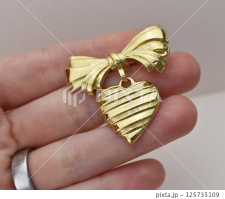 Vintage floral brooch jewelry photo on fabric for women Vintage floral brooch jewelry photo on fabric for women 125735109