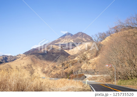 由布岳の冬枯れの草原とやまなみハイウェイ 125735520