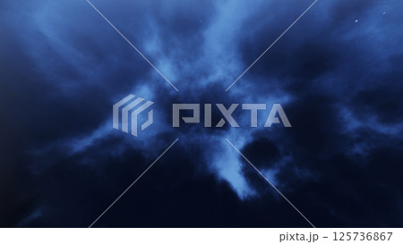見上げた曇った夜の星空と浮かぶ雲 125736867