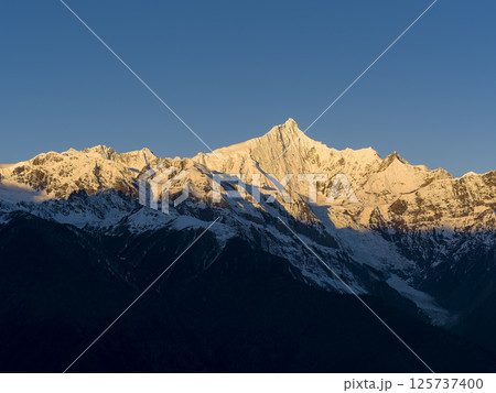 中国雲南省徳欽県・朝日に染まる梅里雪山カワカブ山頂 / Meili Snow Mountains 中国雲南省徳欽県・朝日に染まる梅里雪山カワカブ山頂 / Meili Snow Mountains 125737400