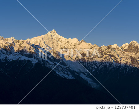中国雲南省徳欽県・朝日に染まる梅里雪山カワカブ山頂 / Meili Snow Mountains 中国雲南省徳欽県・朝日に染まる梅里雪山カワカブ山頂 / Meili Snow Mountains 125737401
