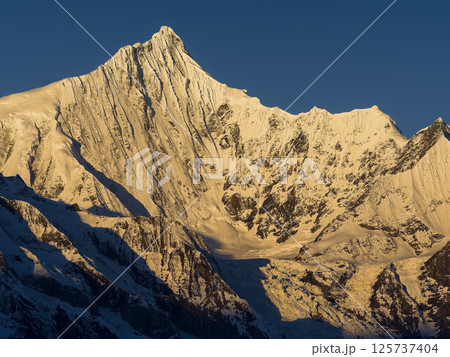 中国雲南省・朝日に染まる梅里雪山カワカブ山頂 / Meili Snow Mountains 125737404