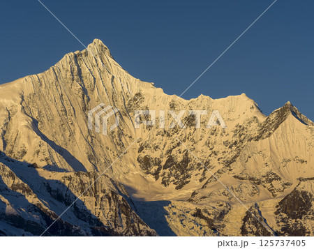 中国雲南省徳欽県・朝日に染まる梅里雪山カワカブ山頂 / Meili Snow Mountains 125737405